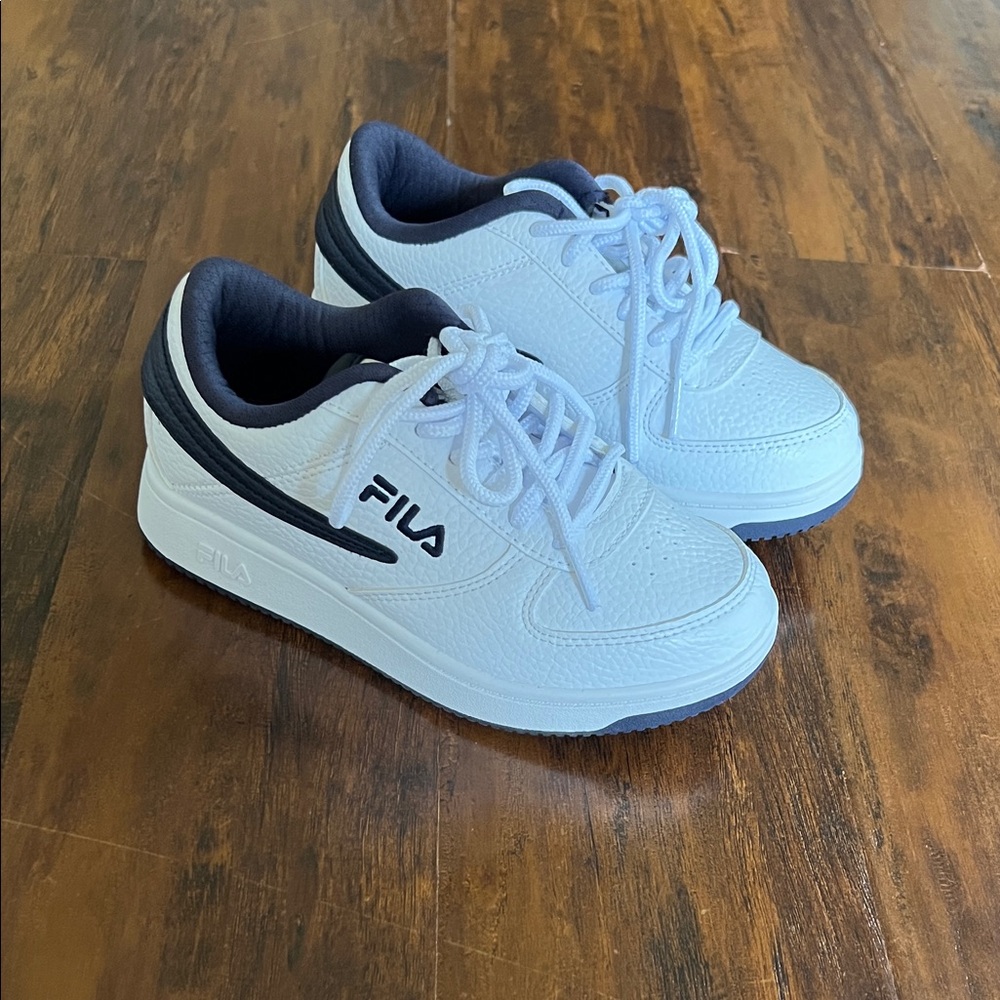 Fila Kids White and Navy Sneakers SIze 1 Youth - Picture 3 of 11